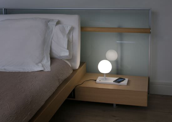 lampada led da comodino con base di carica wireless per smartphone vosfeel  bianca